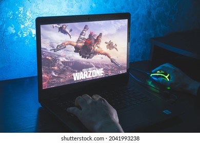 Kaunas, Lithuania - September 15, 2021: Call of Duty: Warzone is a free-to-play battle royale video game. Video computer game. Man play video game on laptop: redactionele stockfoto