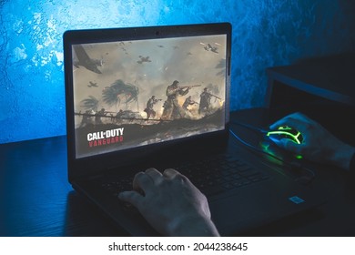 Kaunas, Lithuania - September 17 2021: Call of Duty: Vanguard is first-person shooter video game. Man playing video game on laptop: redactionele stockfoto