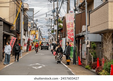 日本京都 – 2024年2月1日伏見稲荷大社の色鮮やかなパノラマ日本では古くから常にビジネスの守護聖人として見られ、商人と工芸品の両方のエディトリアル写真素材