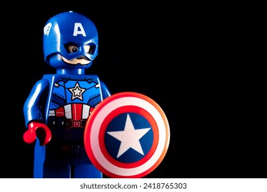 KYIV, UKRAINE - JANUARY 24, 2024: LEGO Marvel's Captain America in a blue helmet with Avengers logo. Captain America with shield Foto stock editoriale