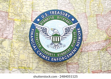 KYIV, UKRAINE - JUNE 26, 2024 U.S. Treasury Financial Crimes Enforcement Network coat of arms on paper map of United States of America: redactionele stockfoto