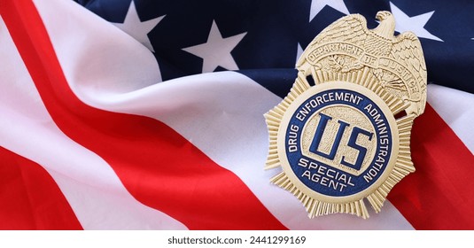 KYIV, UKRAINE - MARCH 9, 2024 US DEA Special Agent badge on United States of America flag close up: redactionele stockfoto