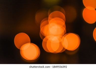 Landscape view of out of focus yellow, orange light bokeh wallpaper or background for texts, images and articles, blank space with blurred background.Large golden bokeh. 库存照片
