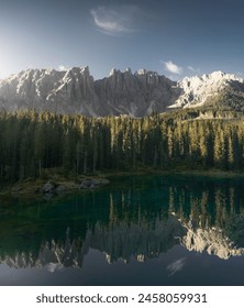 A lake surrounded by trees and mountains
 Foto Stock