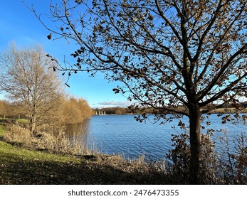Vista al lago en West Bromwich Uk con cielos azules claros Foto de stock