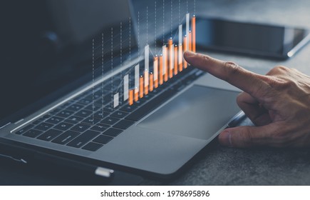 Laptop or computer with chart. Investment in business and financial concept of growth and success. Investor data analysis for planning in strategy of stock market fund. Invest for earning or profit. Foto stock