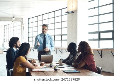 Laptop, manager or businessman in presentation for solution, problem solving or teaching in meeting. Leadership, workshop or mentor talking in team training, coaching class or learning opportunity Stockfoto
