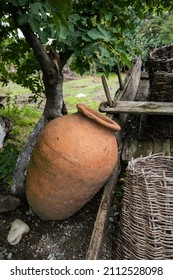 大きなKvevri、伝統的なジョージアの粘土ワイン製造鍋。伝統的なジョージア産ワインの発酵、貯蔵、熟成に使われる土器の写真素材