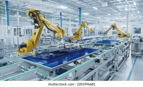 Large Production Line with Industrial Robot Arms at Modern Bright Factory. Solar Panels are being Assembled on Conveyor. Automated Manufacturing Facility Stockfoto