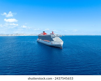 Larnaca Cyprus 02.09.24 – 海岸前のヴァージン航海による華麗なレディークルーズ船。のエディトリアル写真素材