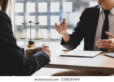 Lawyer is explaining the terms of the legal contract document and asking the client to sign it properly. Legal counsel and legal proceedings consulting services. Foto stock