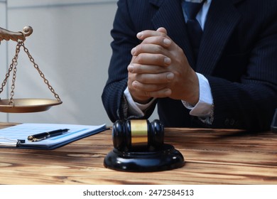 A lawyer is a legal adviser who helps people with court cases, contracts, and justice matters. They work in offices, handle legal documents, and provide advice on law and rights: stockfoto