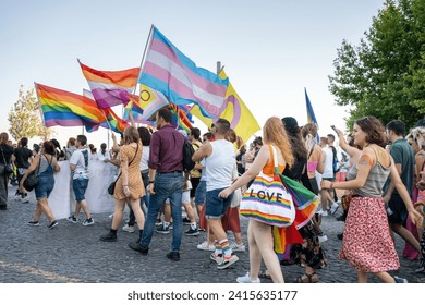 Lisboa, Portugal. 17 de junio de 2023, una multitud de manifestantes camina y baila en la calle durante el Desfile del Orgullo Gay. La gente celebra el Desfile del Orgullo Gay en Lisboa. Feliz y libre apoyo de la comunidad LGBTQ Foto de contenido editorial de stock