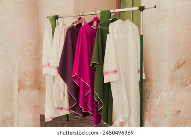 Liturgische Kleidung. Kleidung getragen für die heilige Eucharistie. Katholische Tradition. – Stockfoto