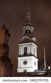 런던, 영국, 영국, 유럽 - 12 18 2012 : 밤 라이트 아들 기념물 토어 건축 건축 건축 건축 랜드마크 보기 건물을 보고 런던 거리의 외부 사진 보기  에디토리얼 스톡 사진