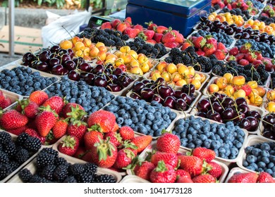 Local Grown Berries and Cherries at Farmers Market 스톡 사진