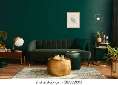 Luksus stue i hus med moderne indretning, grøn fløjl sofa, sofabord, puf, guld dekoration, plante, lampe, tæppe, mock up plakat ramme og elegant tilbehør. Skabelon.  Stock-foto