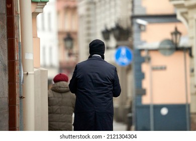 Man in gray knitted cap at city street from back – Ảnh có sẵn