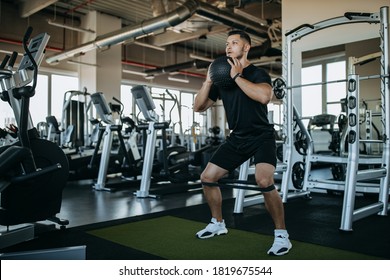 Man doing exercises, using balls and exercise tape. Foto stock