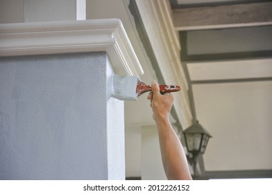 人手が家の柱にブラシを塗った の写真素材