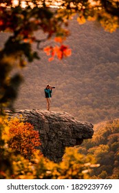 A man takes a photograph from the edge of Whitaker Point, also known as Hawksbill Crag, in Central Arkansas Foto stock