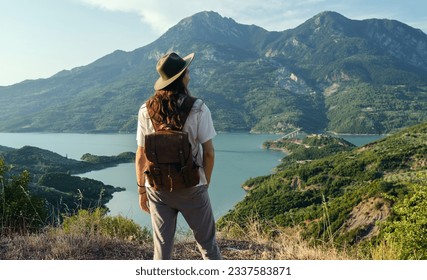 Man Traveler Enjoying Beautiful View of Mountains and Lake : stockfoto