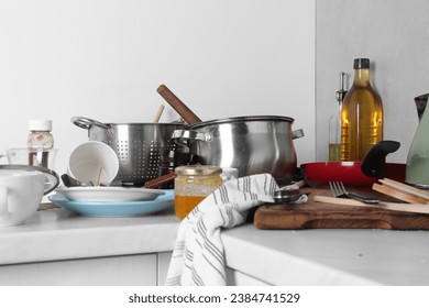 汚れた調理器具、調理器具、食器類が汚いキッチンのカウンターにあります。の写真素材