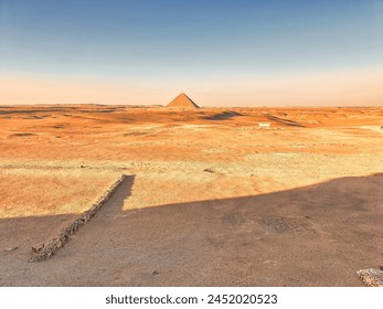 Magnificent view of the Red Pyramid of Snefuru in an other wordly martian-like desert scene as viewed from the entrance to the Bent Pyramid at the Dahshur necropolis near Cairo,Egypt Foto stock