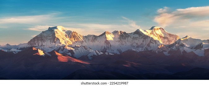 Makalu Peak and Kanchenjunga of Himalaya mountains in Shigatse city Tibet Autonomous Region, China.	 Foto stock