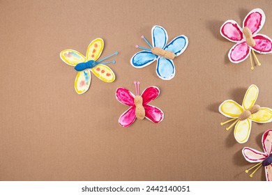 製紙クラフト蝶、スタンプ、ペイントチューブ、リサイクルコンセプト、子供のための簡単な工芸品、DIY、チュートリアルの写真素材