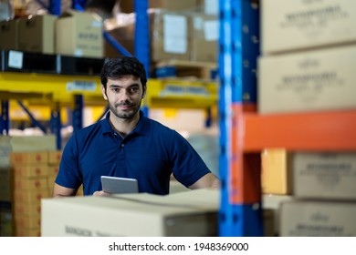 工場倉庫の棚のパレットにデジタルタブレットチェック製品や小包品を使用する男性従業員の倉庫労働者。 検査品質管理の写真素材