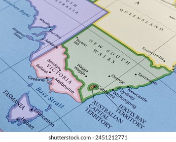 Map shows Tasmania, Victoria, and New South Wales, Australia's southeastern states, with cities like Melbourne, Sydney, and natural wonders. - Φωτογραφία στοκ