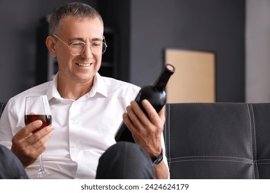 Mature man tasting wine at home, closeup – Ảnh có sẵn