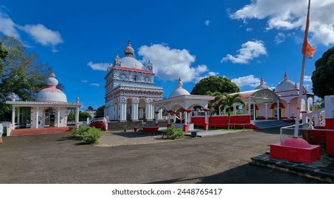 Mauricio. Maheswarnath Mandir (conocido localmente como "Grand Shivala Triolet") es un templo hindú del Señor Shiva y es el más grande y uno de los templos hindúes más antiguos de la isla. Foto de stock