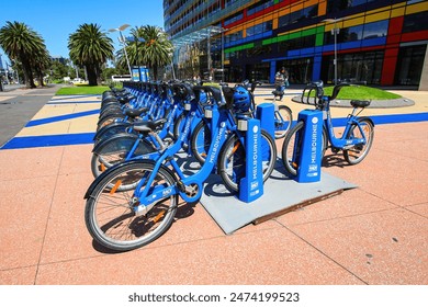 Melbourne, Australia - Mar 4, 2016 : Bicycle sharing station in the Melbourne Docklands, an inner-city residential suburb in Melbourne, Victoria, Australia 编辑库存照片