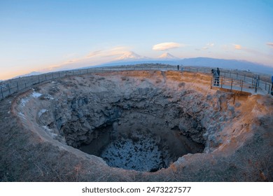 トルコのドールベヤズート市にあるMeteor Pitは、世界で2番目に大したMeteor Pitです。19日の隕石の衝突の結果として形成されたの写真素材