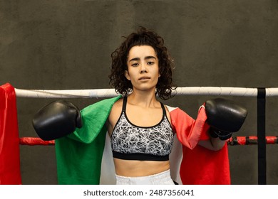 Mexican athlete resting on the ropes of the ring with the flag on her back स्टॉक फ़ोटो