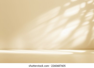 Minimalistic abstract gentle light beige background for product presentation with light andand intricate shadow from the window and vegetation on wall. Foto Stock