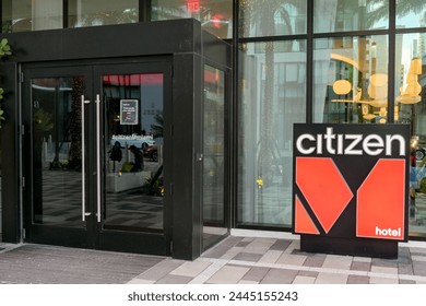 Miami, Florida, EE.UU. - 4 de diciembre de 2023: Cartel a la entrada del hotel Citizen M en el centro de la ciudad Foto de contenido editorial de stock