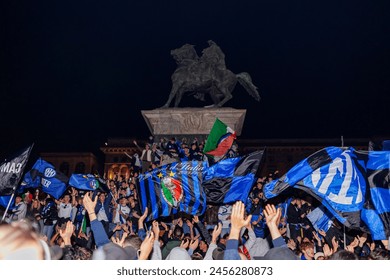 イタリア ミラノ - 2024年4月28日：F.Cインターナシオナーレのファンは、祝賀式のトリコロールでドゥオーモ広場を埋め尽くすことによって祝いますのエディトリアル写真素材