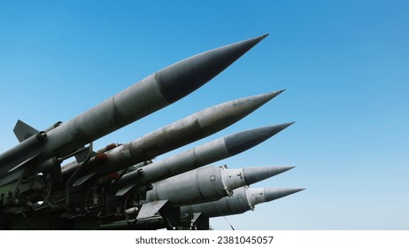 青い空にミサイル武器ロケット、コンセプト。イスラエルとパレスチナの戦争。武力紛争。テロリストの写真素材