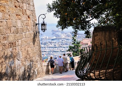 Monaco. Port de Monte Carlo. Vue depuis l'escalier de la Rampe de la Major. Les touristes regardent les yachts du port.  : photo de stock