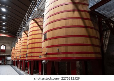 ワイン発酵プロセスのための現代の大きな木製の樽、スペインのラリオハ地域で赤と白のワイン造りの写真素材