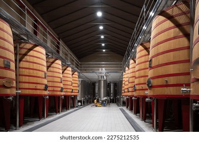 ワイン発酵プロセスのための現代の大きな木製の樽、スペインのラリオハ地域で赤と白のワイン造りの写真素材