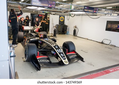 MOSCOW - JUNE 23: Marlon Stockinger of Lotus team (CZE) ready for start at World Series by Renault in Moscow Raceway on June 23, 2013 in Moscow 编辑库存照片