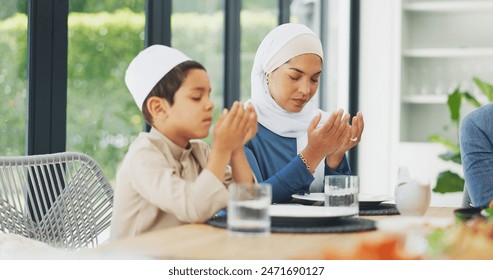 Mother, praying and Muslim family with food to say prayer or dua before Eid dinner on holy month of Ramadan. Religion, Islamic or grateful child ready to eat for breaking fast or iftar meal at home: stockfoto