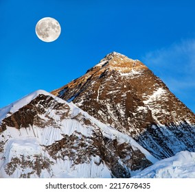エベレスト山、夕方 
月、ネパールのヒマラヤ山とのビュー。Kala Patthar、Khumbu valley、Sagarmatha国立公園からエベレストとヌプツェのピークの写真素材