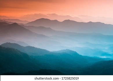 아침에 안개 낀 산들 놀라운 자연 경관이 케랄라 신의 컨셉트 여행과 여행의 이미지, 신선하고 편안한 타입의 자연 이미지를 형성한다 스톡 사진