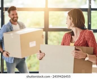 Moving, boxes and excited couple in new house with happiness for property, investment and opportunity. Home, relocation and people in real estate ot apartment to rent with transport of package 库存照片