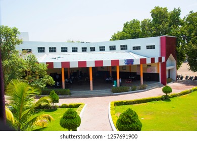 NAGPUR, MAHARASHTRA, INDIA, 9 APRIL 2016 : Modern educational University building on campusのエディトリアル写真素材